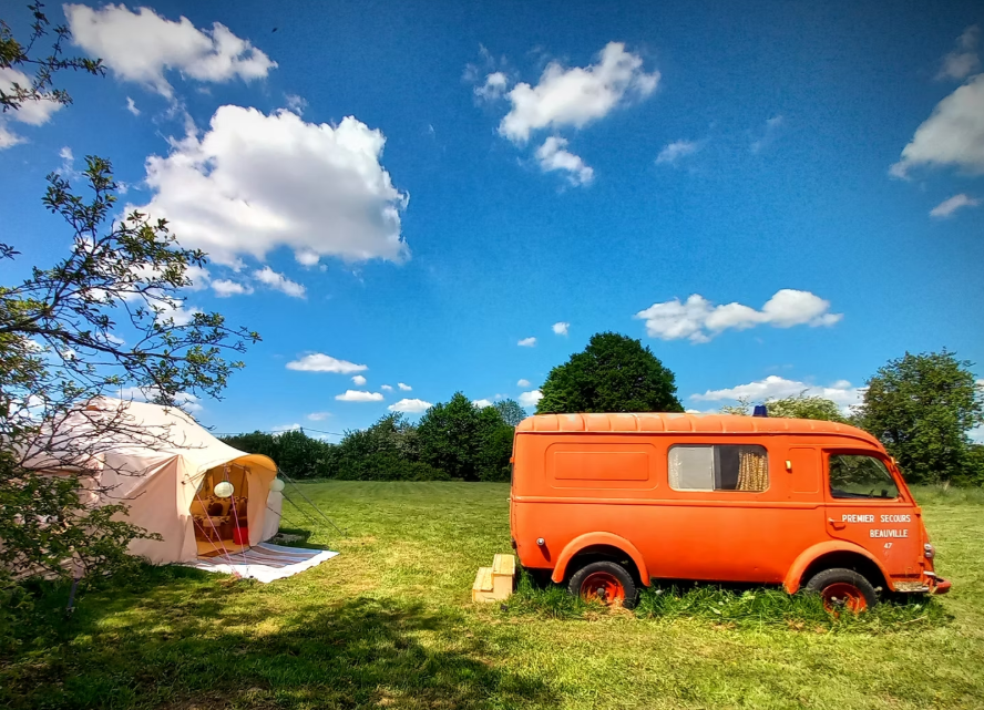 Bus magique avec tente de glamping