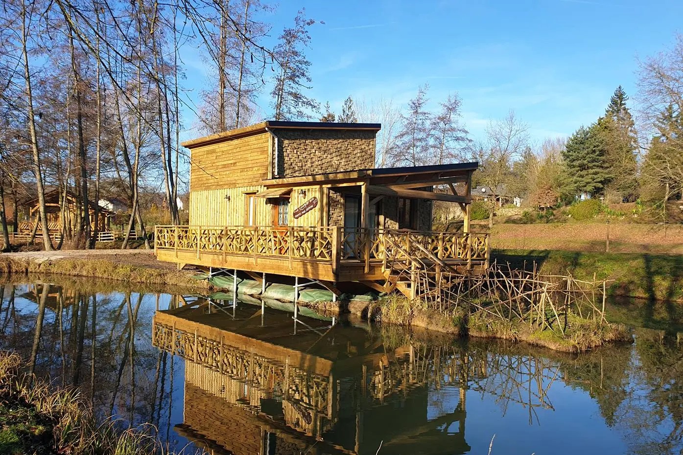 Cabane du Castor au bord de l�eau