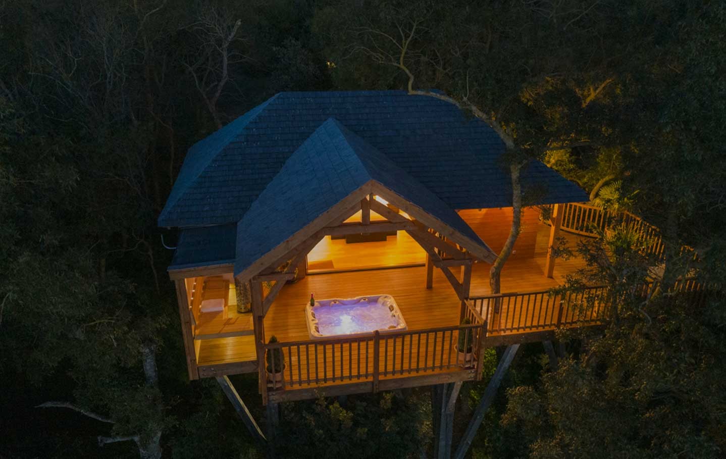 La Cabane de prestige, cabane perch�e avec spa privatif