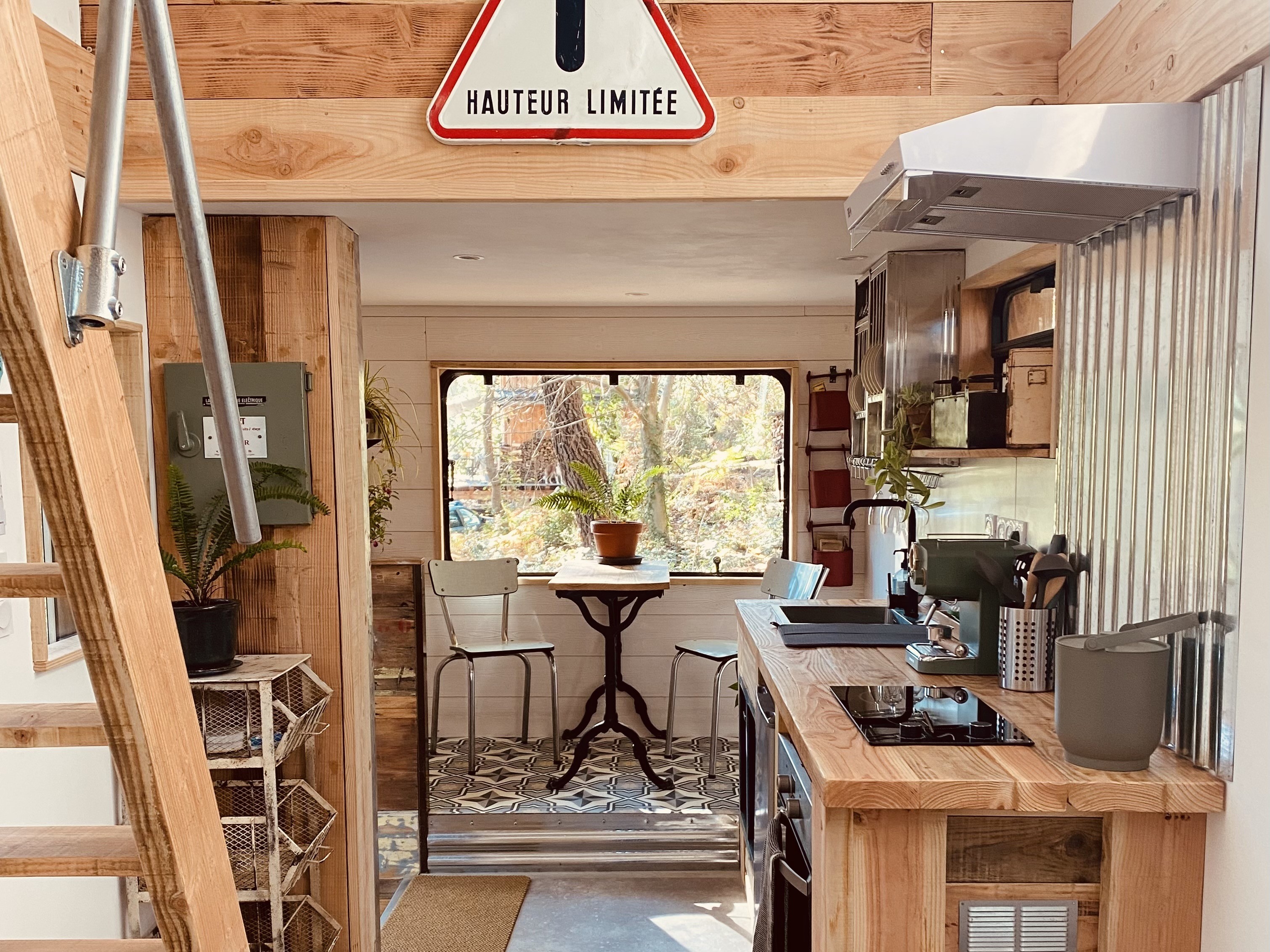 Le Cabion, tiny house am�nag�e dans un ancien bibliobus
