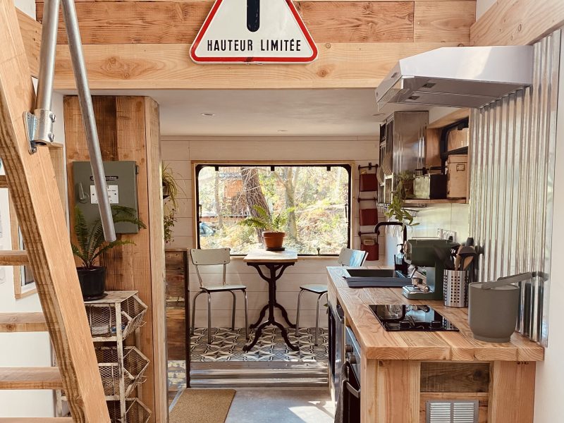 Le Cabion, tiny house am�nag�e dans un ancien bibliobus
